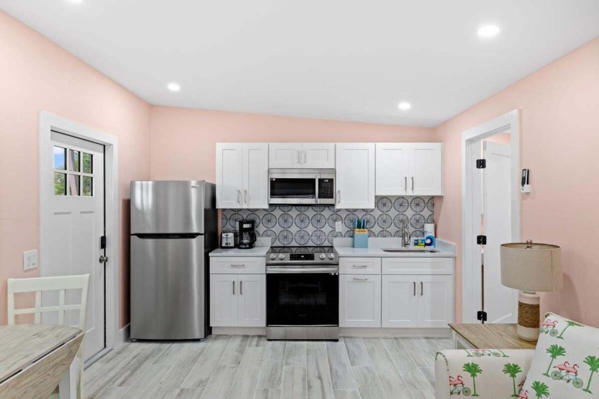 Charming Suite With Balcony And Bikes At Historic Sandpiper Inn Sanibel Exterior foto