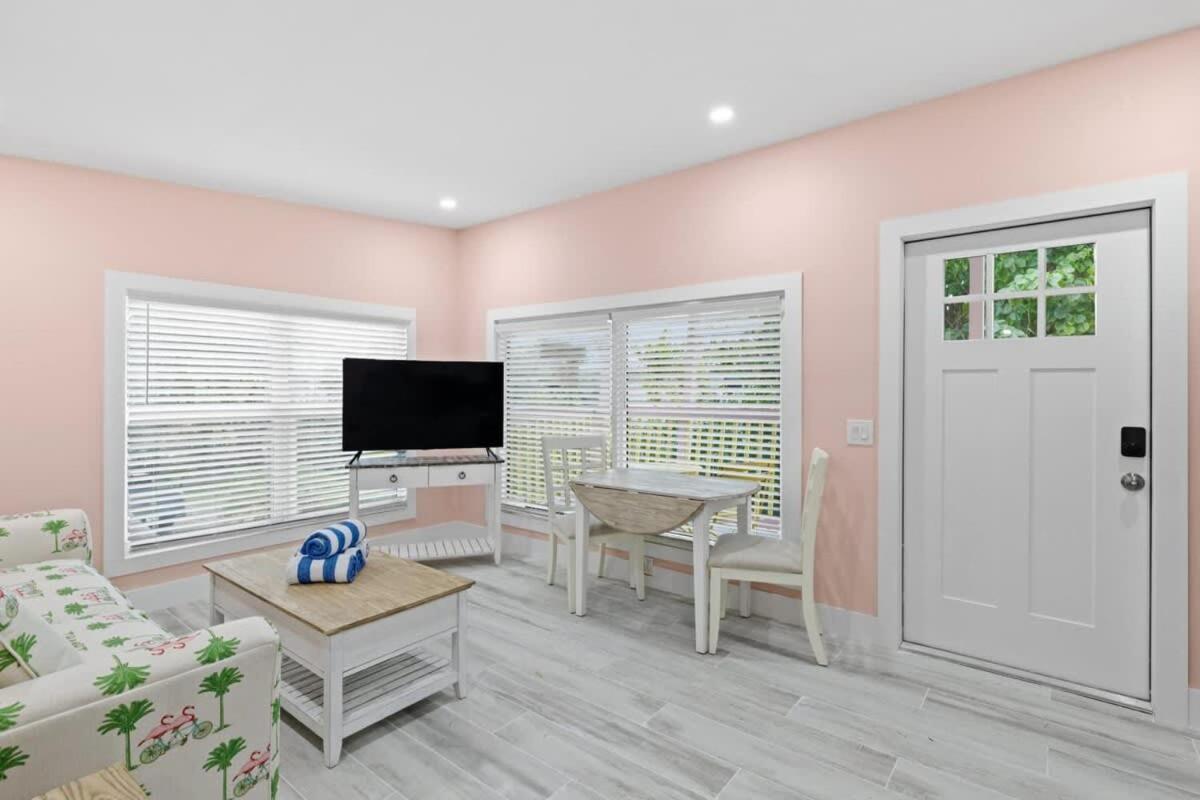 Charming Suite With Balcony And Bikes At Historic Sandpiper Inn Sanibel Exterior foto